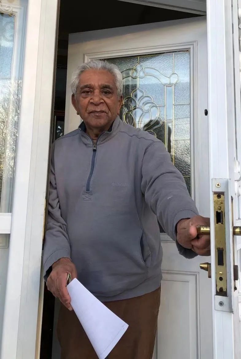 The elderly neighbor and his family's 300-year-old tree